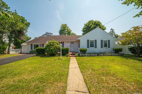4 Johnson Ct, Babylon, NY 11702 photo 1