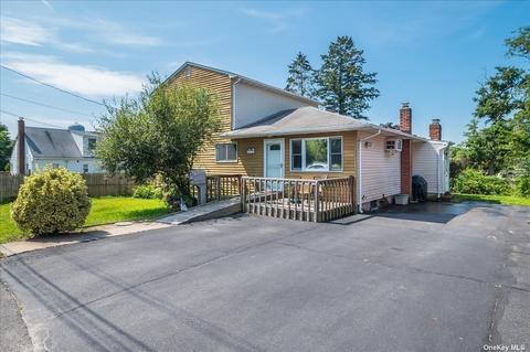 4 Harold St, Patchogue, NY 11772 photo 1