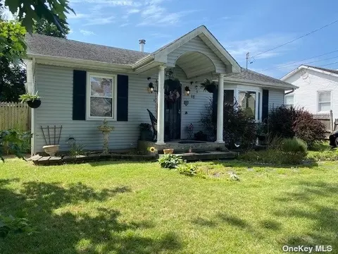 18 Milne St, Patchogue, NY 11772 photo 1