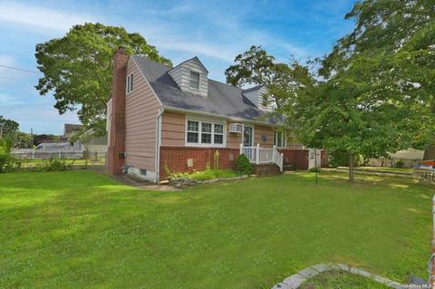 111 E Gates Ave, Lindenhurst, NY 11757 photo 1