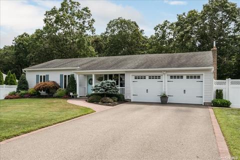 28 Gina Ct, Patchogue, NY 11772 photo 1