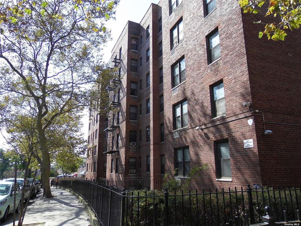 14105 Pershing Cres 308, Briarwood, NY 11435