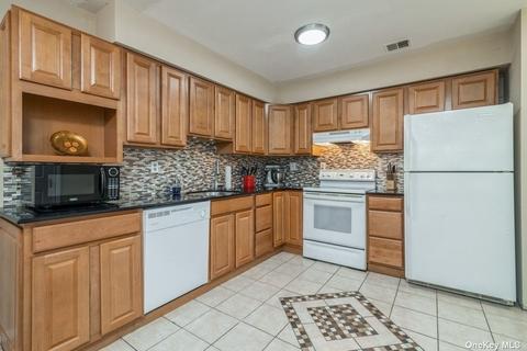 202 Springmeadow Dr #E, Holbrook, NY 11741 photo 1