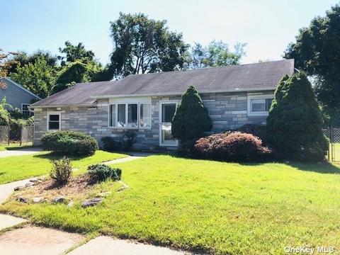45 Walnut St, Central Islip, NY 11722 photo 1