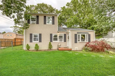 95 Engelke St, Patchogue, NY 11772 photo 1