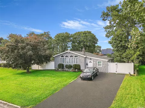 51 Hackmatac St, Central Islip, NY 11722 photo 1