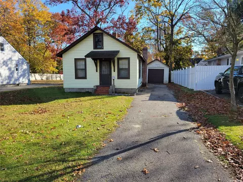 137 Pine Neck Ave, Patchogue, NY 11772 photo 1