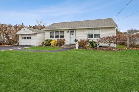 7 Leo St, Patchogue, NY 11772 photo 1