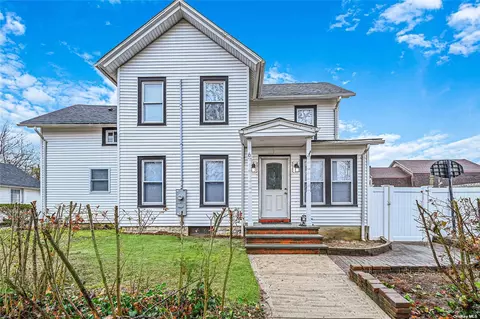 6 Robert St, Patchogue, NY 11772 photo 1