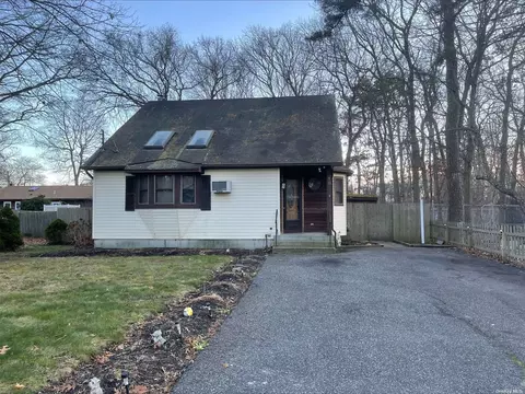 18 Hampton Ave, Mastic, NY 11950 photo 1