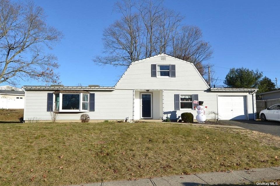 1343 Waverly Ave, Farmingville, NY 11738