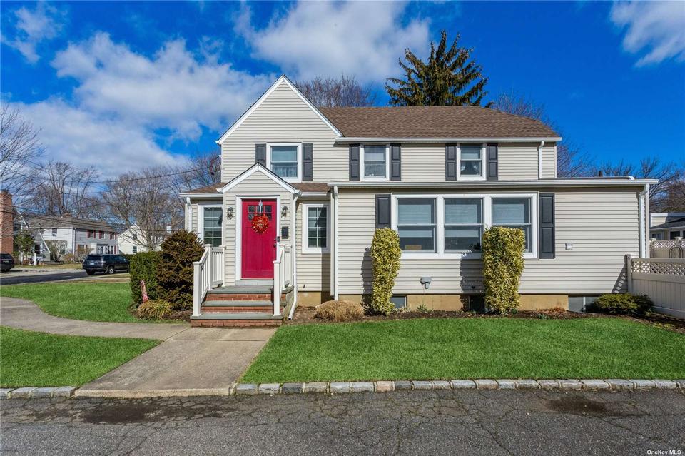 88 Bromleigh Rd, Stewart Manor, NY 11530 1 photo Movoto