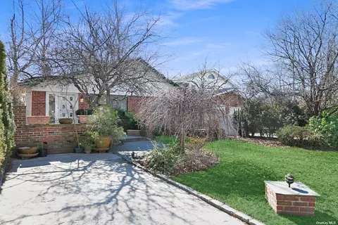 34 Center Dr, Malba, NY 11357