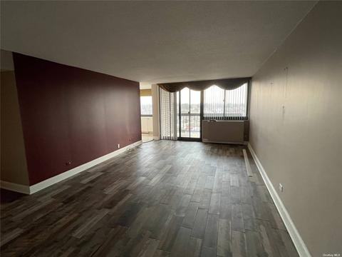 2 Bay Club Dr #11E, Bayside, NY 11360