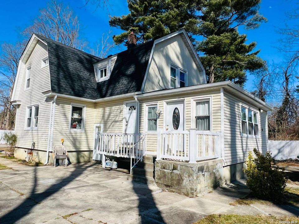 36 Alder Ave, Brentwood, NY 11717