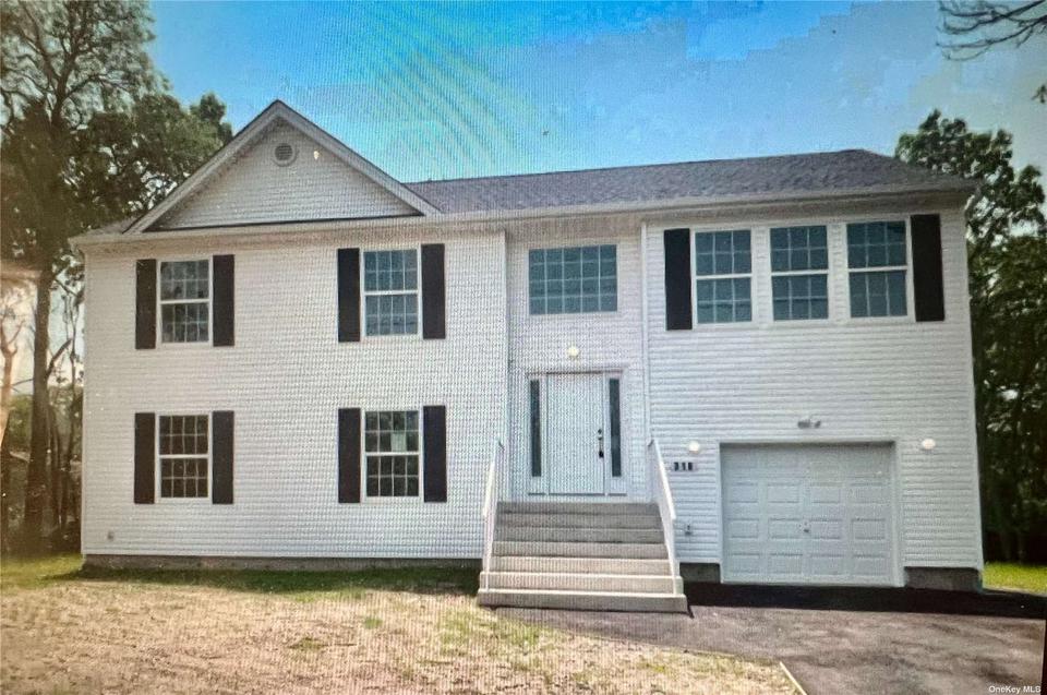 4 Brookfield Avenue, Center Moriches, NY 11934 1 photo Movoto