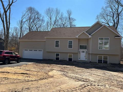 211 Fox Run Ln, Riverhead, NY 11901 photo 1