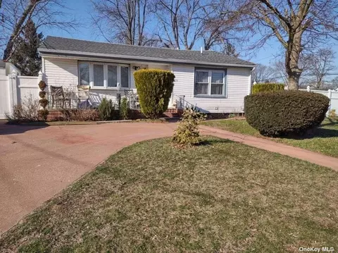 19 E Cedar St, Central Islip, NY 11722 photo 1
