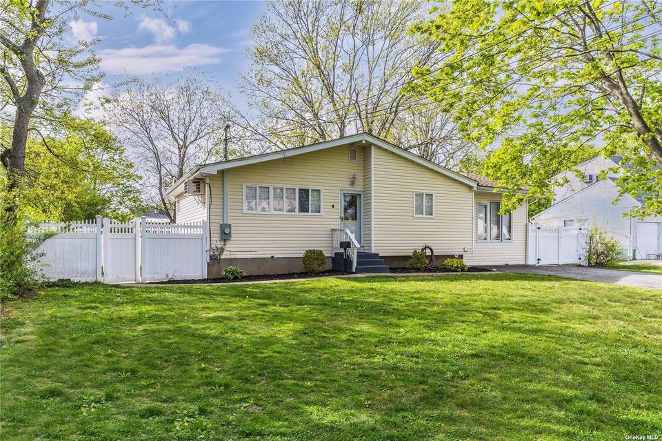 4 Rollin Ln, Brentwood, NY 11717 17 Photos Movoto