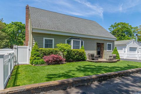136 Holbrook St, Patchogue, NY 11772 photo 1