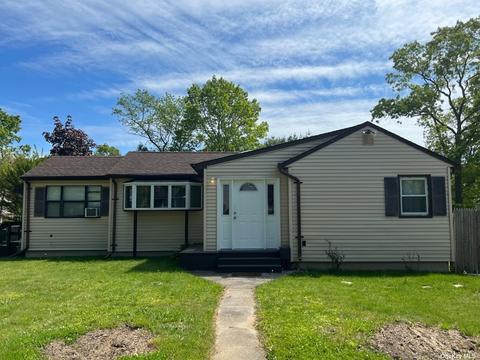 2 Roberta St, Patchogue, NY 11772 photo 1
