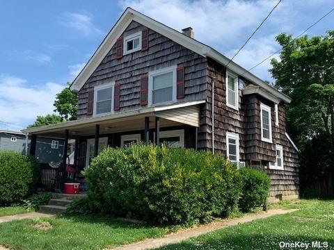 24 Thorne St, Patchogue, NY 11772 photo 1