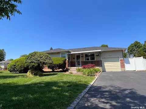 11 Evelyn Rd, Plainview, NY 11803 photo 1
