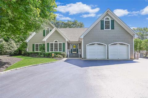 828 Pondview Rd, Riverhead, NY 11901 photo 1