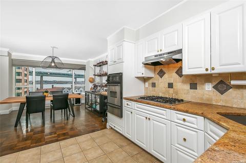 166-25 Powells Cove Blv #5L, Beechhurst, NY 11357