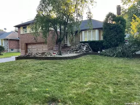 845 Baldwin Dr, Westbury, NY 11590