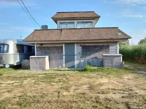 11 Hickory Rd, Mastic Beach, NY 11951