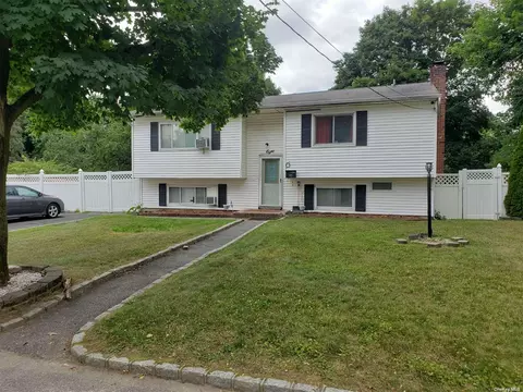 8 N 10th St, Wyandanch, NY 11798