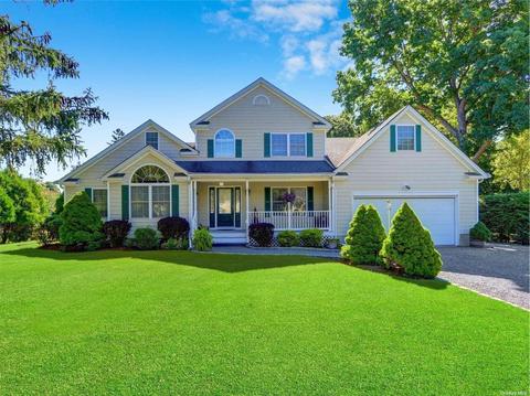 41 Beachfern Rd, Center Moriches, NY 11934