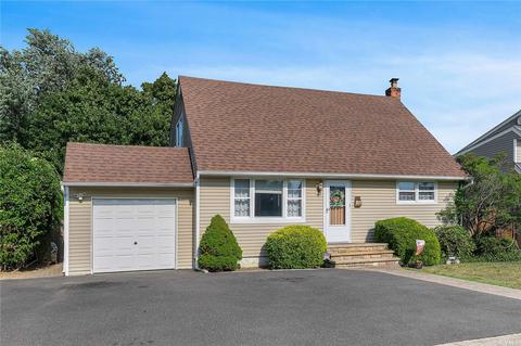 23 Cinque Dr, Farmingdale, NY 11735