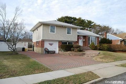 7 Lee Dr, Farmingdale, NY 11735