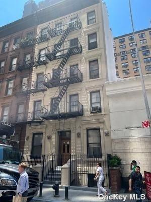 312 W 49th St #2RE, New York, NY 10019