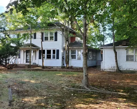 109-113 Hubbard Ave, Riverhead, NY 11901