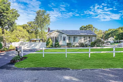 37 Harper St, Patchogue, NY 11772 photo 1