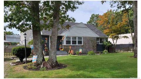 140 Traction Blvd, North Patchogue, NY 11772 photo 1