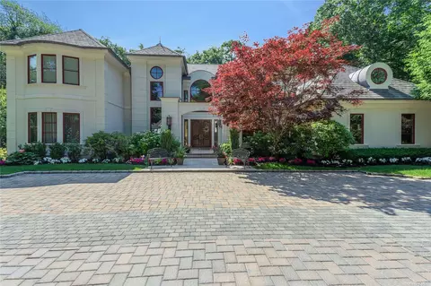 32 Farmstead Ln, Brookville, NY 11545