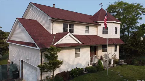 27 Abby Ln, Shirley, NY 11967