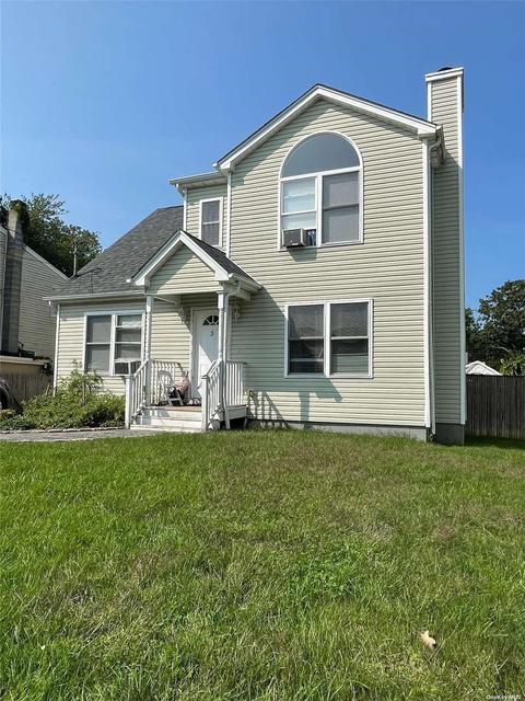 3 Harrison Dr, Shirley, NY 11967