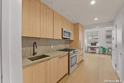 24-16 Queens Plz S #5F, Long Island City, NY 11101