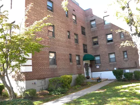 215-47 47 Ave #3C, Bayside, NY 11361