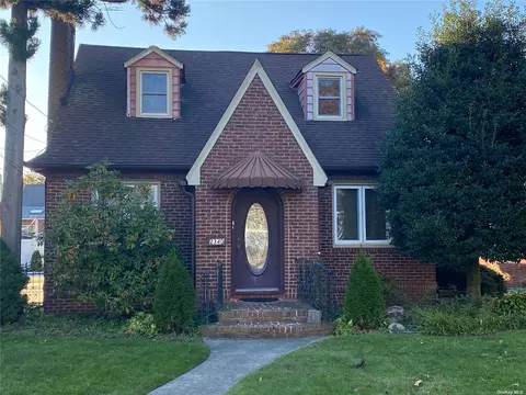 2340 Mermaid Ave, Wantagh, NY 11793