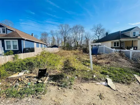 10 South Rd, Central Islip, NY 11722