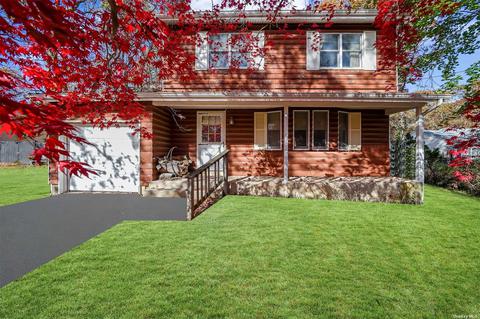 17 Robinson Ave, Medford, NY 11763