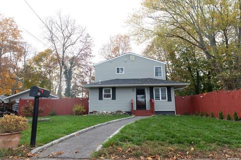 92 Washington Dr, Mastic Beach, NY 11951