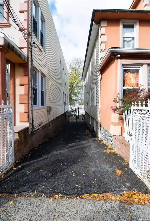 4629 Carpenter Ave, Bronx, NY 10470