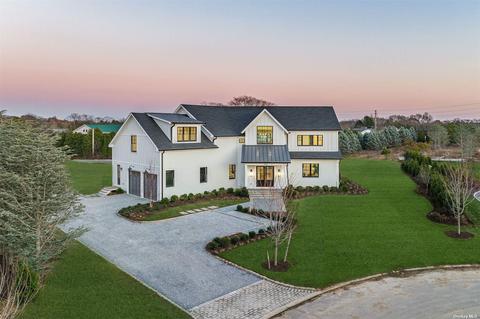 740 Royalton Row, Mattituck, NY 11952